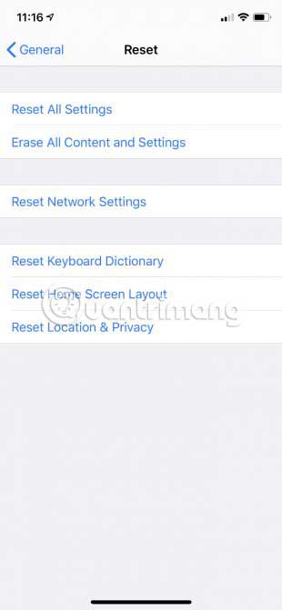 Cuộn xuống cuối trang và chọn Reset Network Settings