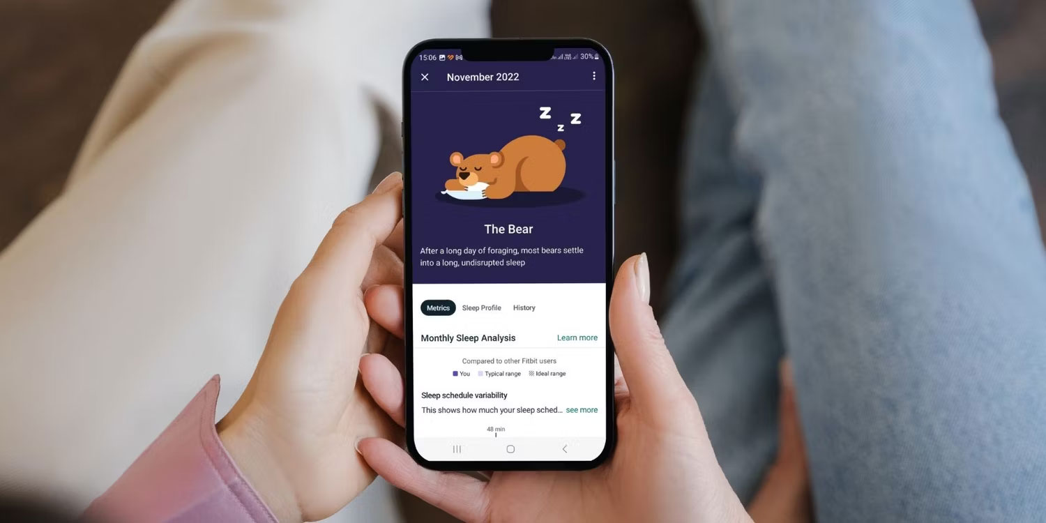 Một người đang xem hồ sơ giấc ngủ Fitbit của mình trên iPhone