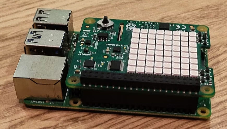 Raspberry Pi có gắn Sense HAT