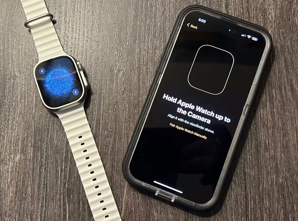 Apple Watch Ultra hiển thị màn hình ghép nối bên cạnh iPhone 