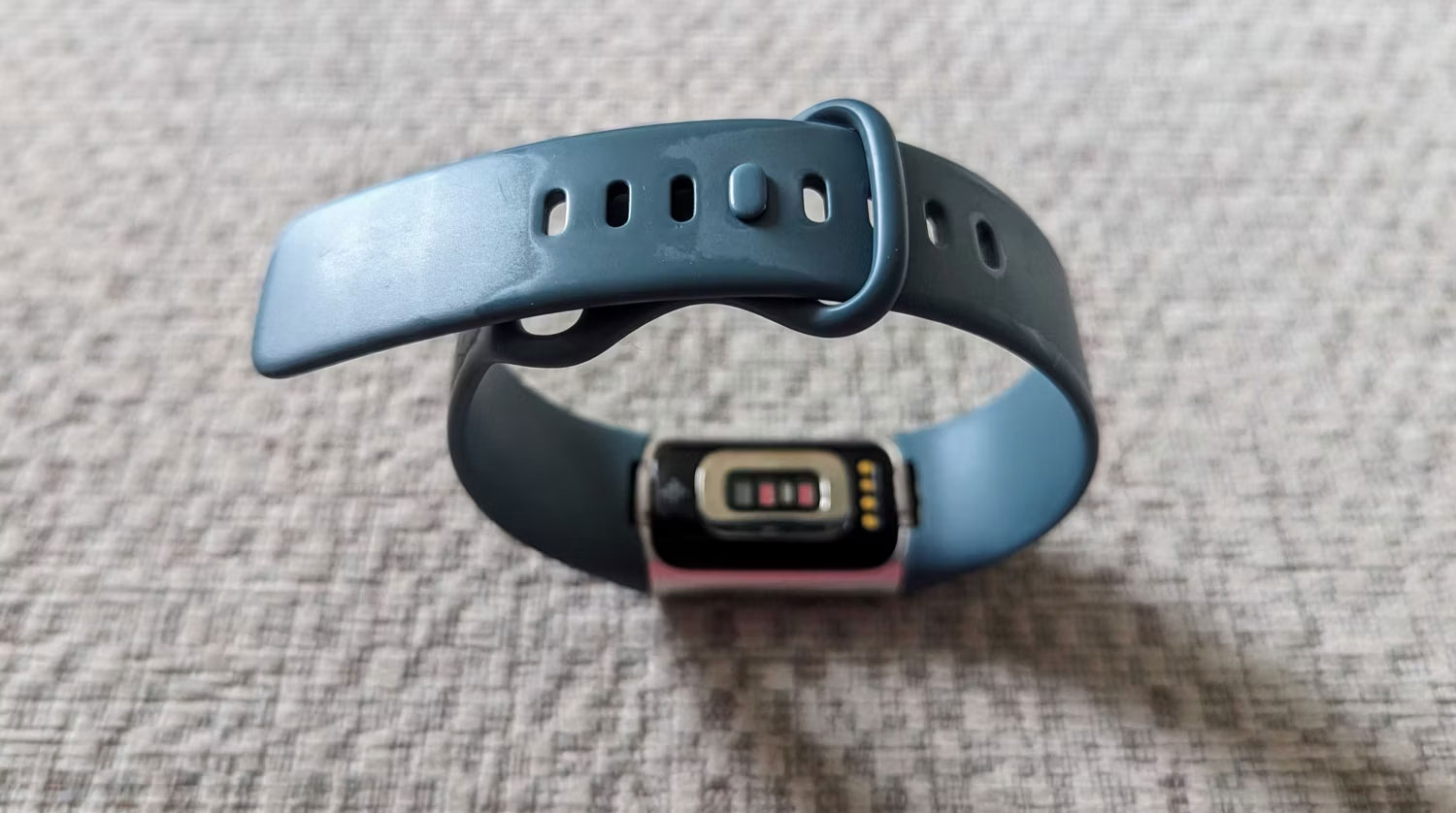 Một chiếc Fitbit với dây đeo ban đầu