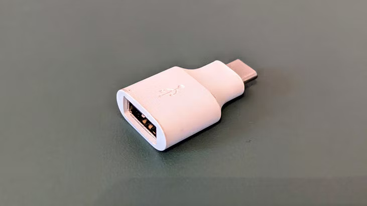 Bộ chuyển đổi USB-A sang USB-C.