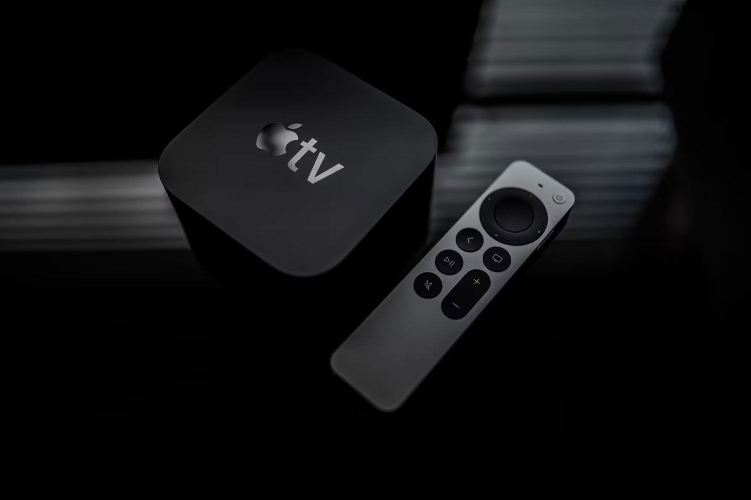 Apple TV 4K cùng với Apple Siri Remote trên bàn