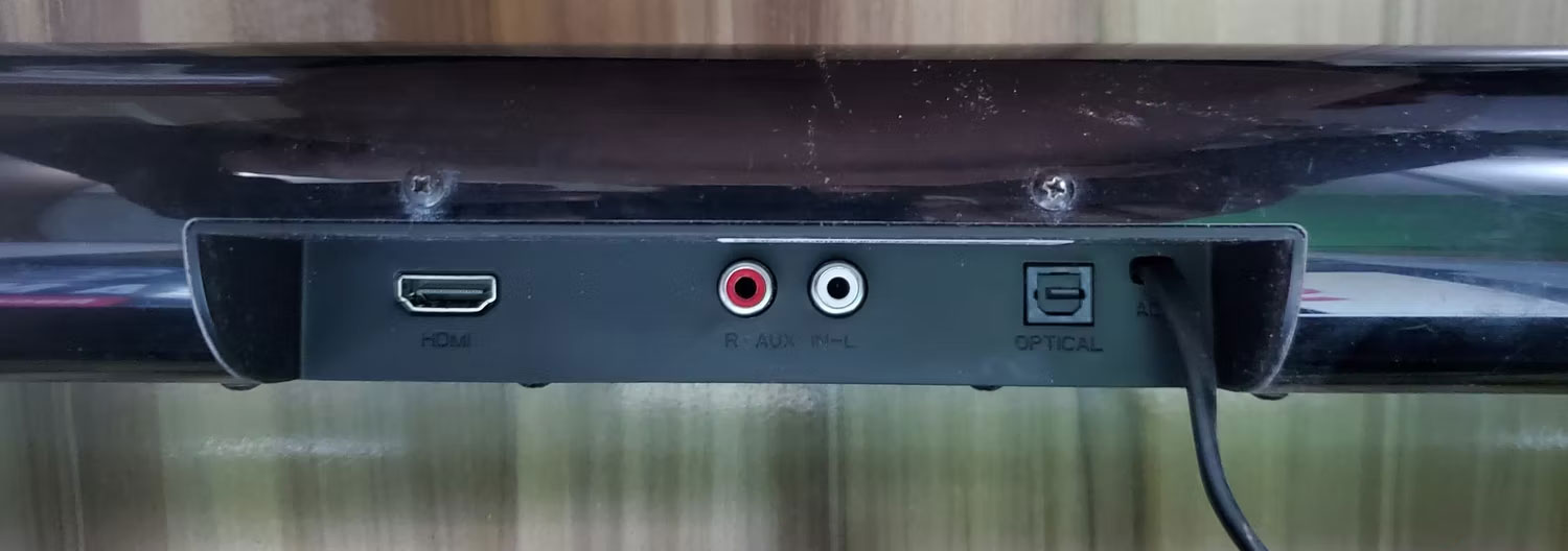 Cổng HDMI ở phía sau soundbar 