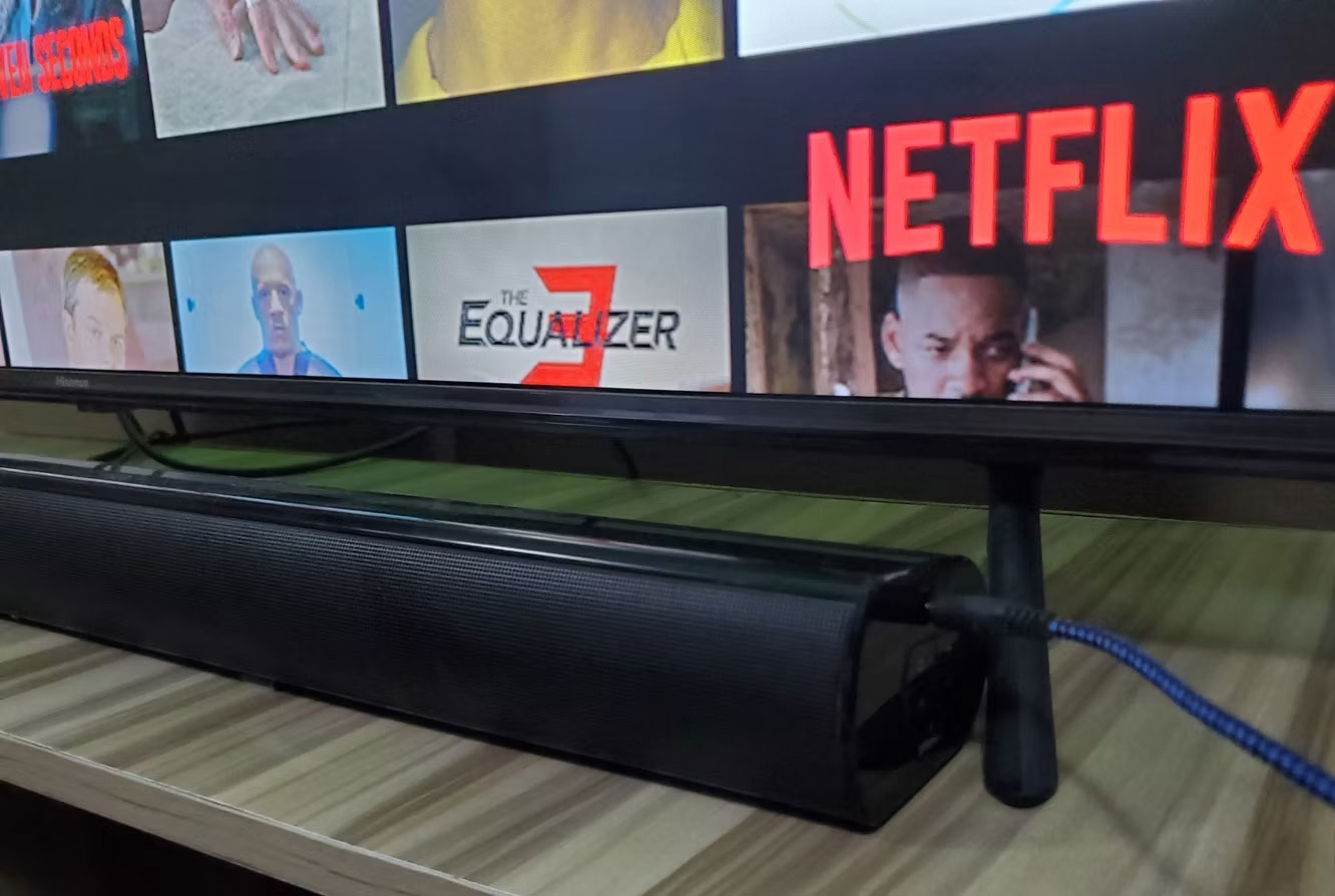 Cáp aux cắm vào giắc cắm tai nghe của soundbar Hisense