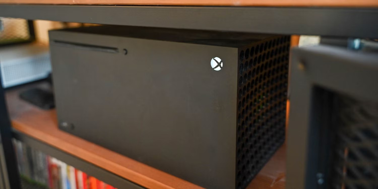 Xbox Series x nằm trên kệ