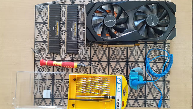 GPU, thanh RAM, bộ tuốc nơ vít và vòng đeo tay chống tĩnh điện, bo mạch chủ