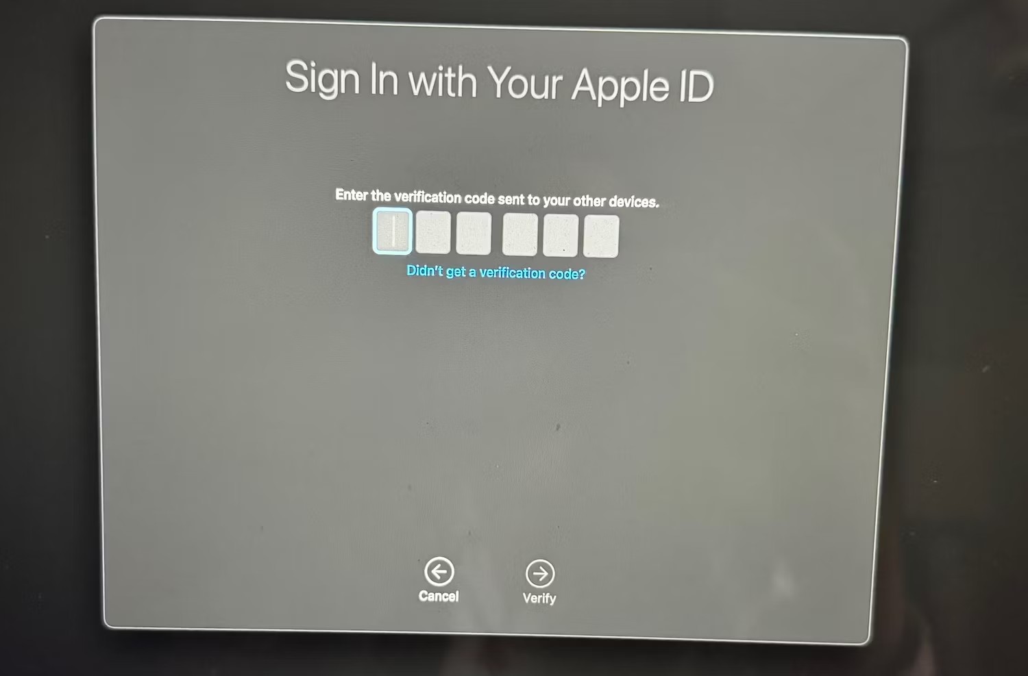 Nhập mã xác minh để đăng nhập bằng Apple ID trên macOS