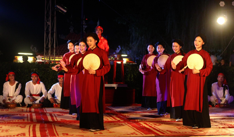 TOP 10 Đoạn văn Write a leaflet to inform students about the challenges facing xoan singing and offer some solutions (siêu hay) (ảnh 1)